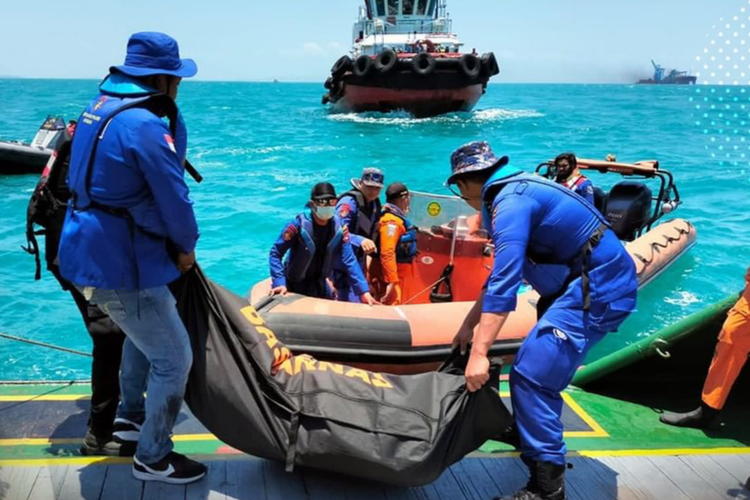 Petugas gabungan mengevakuasi jasad ABK Kapal Tunda di Perairan Kotabaru, Kalsel yang tewas dalam peristiwa kebakaran kamar mesin, Selasa (26/9/2023). 