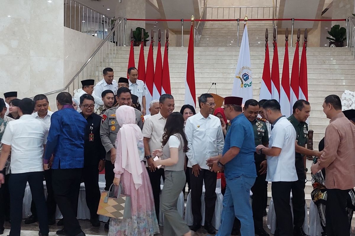 Ketua DPRD DKI Jakarta Prasetyo Edi Marsudi dan Penjabat (Pj) Gubernur DKI Jakarta Heru Budi Hartono saat bersalam-salaman dengan anggota legislatif Jakarta, Rabu (3/5/2023). Momen ini terjadi saat DPRD DKI menggelar silaturahmi Forum Komunikasi Pimpinan Daerah (Forkopimda) DKI. Silaturahmi yang disebut sebagai kegiatan coffee morning ini digelar di lobi Gedung DPRD DKI Jakarta.