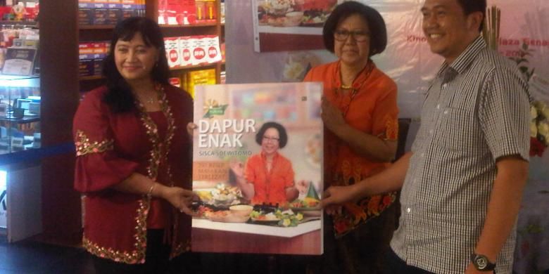 Sisca Soewitomo, menerbitkan buku resep masakan ke-106, berjudul Dapur Enak, 250 Resep Masakan Terlezat.