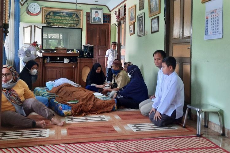 Rumah duka almarhumah Amira Hana di Jalan Kober, Gang Kesadaran, RT 003 RW 005, Pondok Cina, Beji, Depok, Kamis (13/10/2022), diselimuti duka yang mendalam bagi para kerabat dan keluarganya.