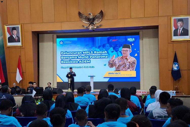 Menteri Pendidikan Dasar dan Menengah (Mendikdasmen) Abdul Mu'ti Peluncuran MPLS Ramah bersama Penerima Beasiswa ADEM, di Kantor Kemendikdasmen, Senayan, Jakarta Pusat, Jumat (11/7/2025)