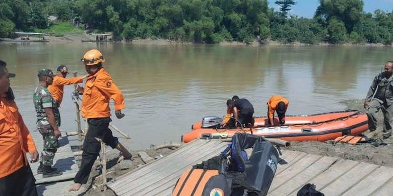 Tim SAR saat melakukan pencarian balita yang tercebur di Sungai Bengawan Solo, Deda Sranak, Kecamatan Kalitidu, Bojonegoro, Selasa (10/1/2023).  
