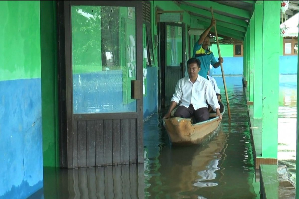 Terendam Banjir 2 Pekan, Sekolah MI di Cilacap Diliburkan karena Banyak Siswa Sakit