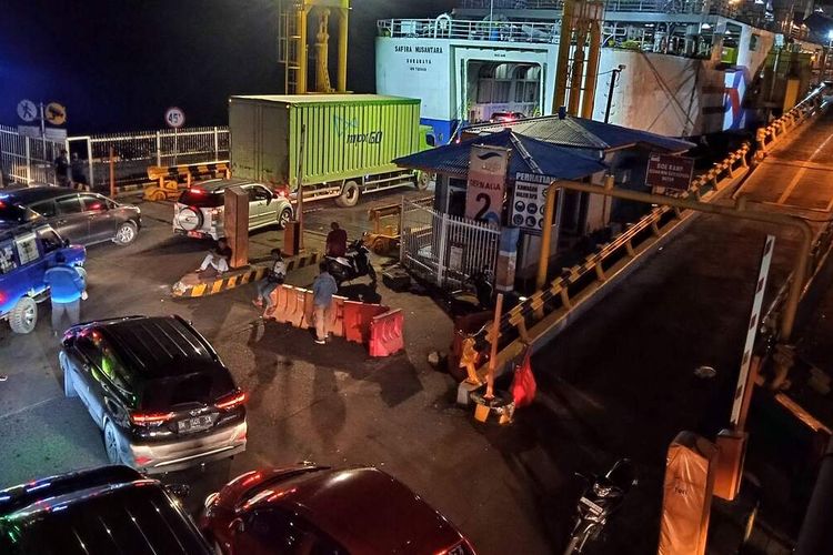 Puluhan kendaraan masuk ke kapal di Dermaga 2 Pelabuhan Bakauheni, Jumat (23/12/2022) malam.