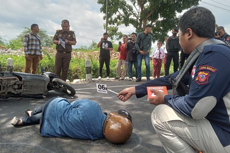 Proses rekonstruksi ulang kasus laka lantas yang menyebabkan seorang pengendara sepeda motor meninggal di Cianjur, Jawa Barat, Selasa (21/2/2023).