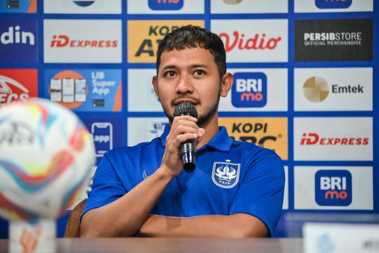 Gian Zola gelandang PSIS Semarang dalam konferensi pers Senin (26/2/2024) jelang pertandingan emosional menghadapi mantan klub Persib Bandung di pekan ke-26 Liga 1 2023-2024. Duel Persib vs PSIS digelar keesokan harinya di Stadion Si Jalak Harupat.