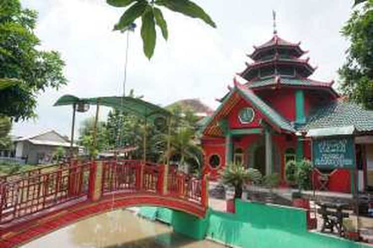 Mushala Al-Mukasyafah yang didirikan oleh pemuda desa pada tahun 2010 dan terinspirasi dari klenteng Laksamana Cheng Ho di Desa Bagorejo, Kecamatan Srono, Kabupaten Banyuwangi, Jawa Timur.