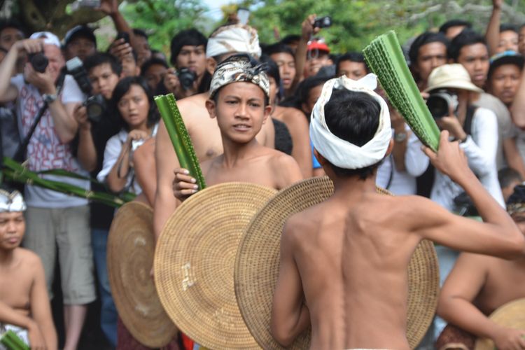 Dua petarung perang pandan dalam tradisi Mekare-kare.