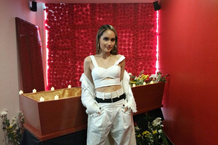 Cinta Laura saat ditemui usai peluncuran singel terbaru Caliente di kawasan Benhil, Jakarta Pusat, Jumat (22/11/2019).