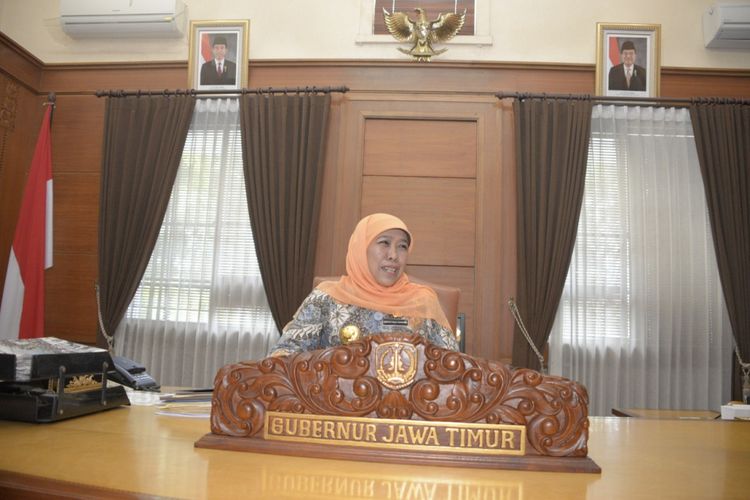 Gubernur Jatim, Khofifah Indar Parawansa duduk di ruang kerjanya, Jumat (15/2/2019)