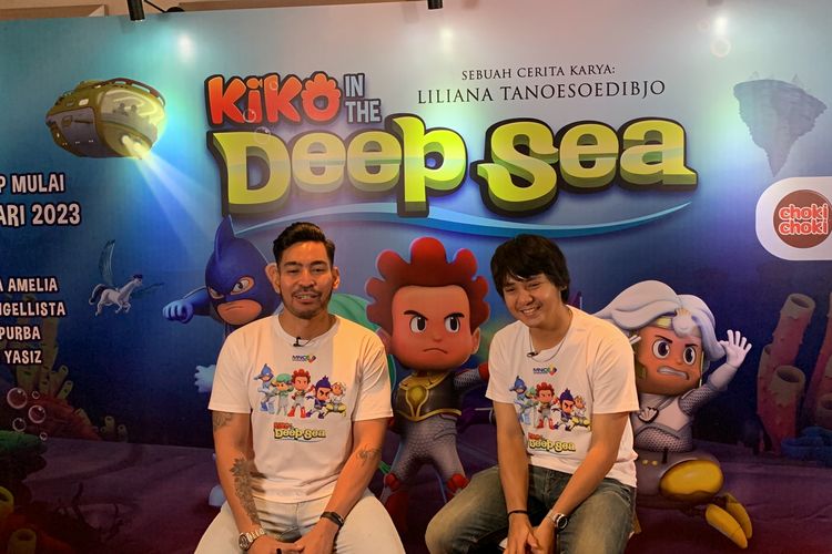 Aktor Arbani Yasiz (kanan) dan Robby Purba (kiri) sebagai pengisi suara Kiko In The Deep Sea dalam konferensi pers di kawasan Tebet, Jakarta Selatan, Kamis (16/2/2023). 