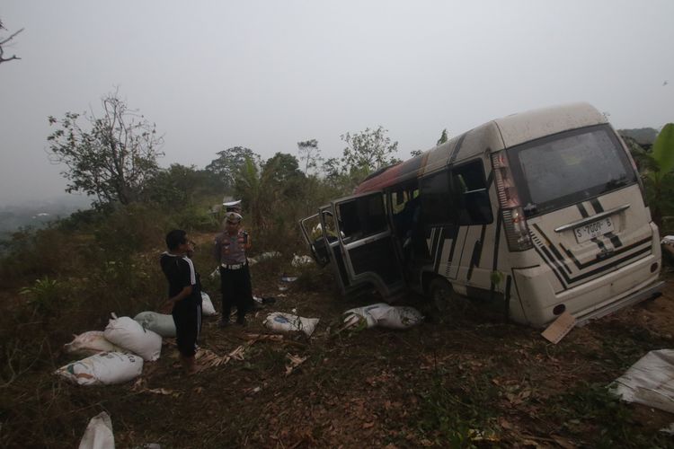 Rem Blong di Jalur Cangar-Pacet, Minibus Rombongan Wisatawan Gagal Berhenti di Jalur Penyelamat, 8 Luka-luka