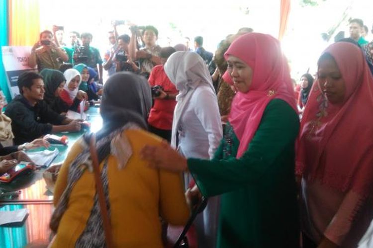 Menteri Sosial Khofifah Indar Parawangsa (hijab pink), saat memantau langsung penyerahan bantuan sosial di Lamongan, Sabtu (11/2/2017).