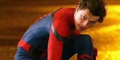 Tom Holland berperan sebagai Peter Parker alias Spider-Man.