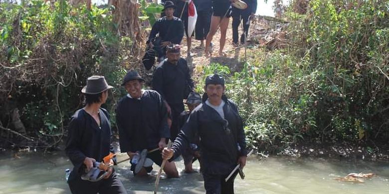 Jalan kaki kelilingi batas desa, tradisi unik masyarakat Indramayu setelah musim panen.