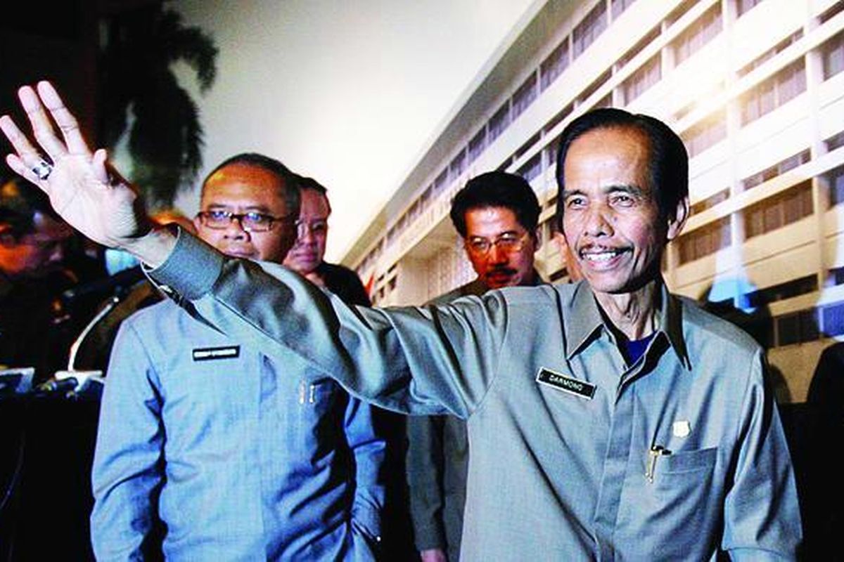 Pelaksana Tugas Jaksa Agung Darmono seusai memberikan keterangan pers kepada wartawan di Gedung Kejaksaan Agung, Jakarta, Senin (27/9). Darmono mulai bekerja secara efektif sejak hari Senin menggantikan Hendarman Supandji sebagai Jaksa Agung. Hal ini sesuai Keputusan Presiden No 104/P/2010, yang dikeluarkan Presiden Susilo Bambang Yudhoyono pada Jumat (24/9) malam.