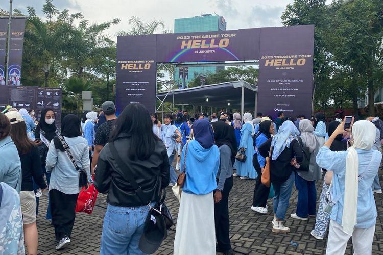  Teume, sebutan untuk penggemar boy group TREASURE mulai memadati kawasan Indonesia Convention Exhibition (ICE) BSD, Tangerang Selatan, Minggu (19/3/2023).