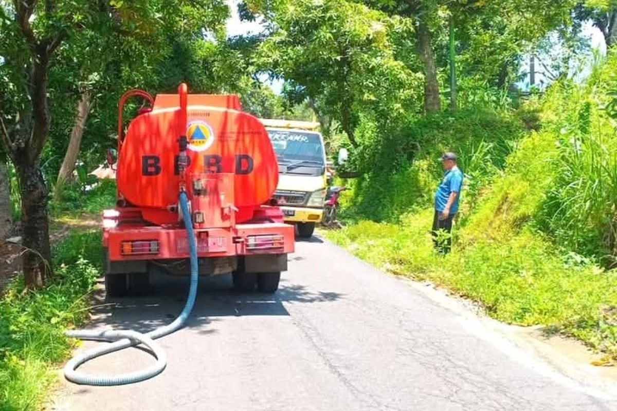 Suplai air bersih dari BPBD Kabupaten Buleleng untuk warga yang mengalami krisis air di Desa Tejakula, Kecamatan Tejakula, Kabupaten Buleleng, Provinsi Bali.