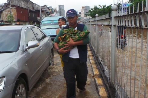 Penyelamatan Bayi Dua Bulan dari Banjir Kampung Pulo dengan 