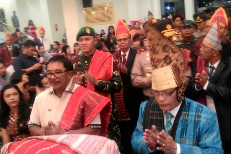 Walikota Rizal Effendi disambut tari Serma Dengan-dengan atau selamat datang dari adat Batak Simalungun di Gereja Katolik St Theresia di Balikpapan, Kaltim.