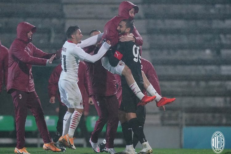 Para pemain AC Milan merayakan kemenangan atas Rio Ave di ajang playoff Liga Champions di Estadio dos Arcos, Jumat (2/10/2020) dini hari WIB.