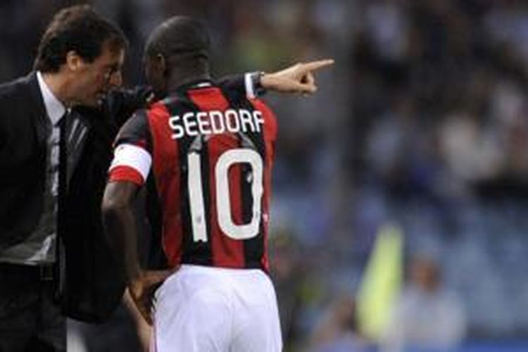 Massimiliano Allegri dan Clarence Seedorf saat berkolaborasi di AC Milan. 
