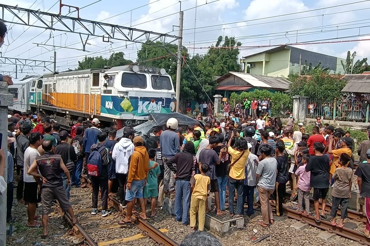 Kecelakaan yang melibatkan satu unit minibus Avanza berwarna hitam dan kereta api jarak jauh Argo Sindoro jurusan Semarang Tawang-Gambir PP di dekat Stasiun Tambun, Kabupaten Bekasi pada Selasa (21/6/2022). Satu orang dinyatakan meninggal dunia akibat kecelakaan tersebut.