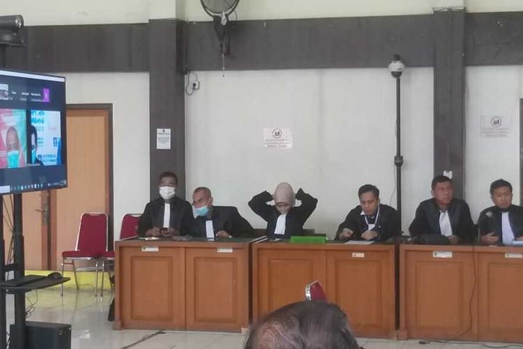 Persidangan untuk dua terdakwa kasus korupsi pembangunan Masjid Sriwijaya yang berlangsung di Pengadilan Negeri Palembang, Sumatera Selatan, Jumat (19/11/2021).