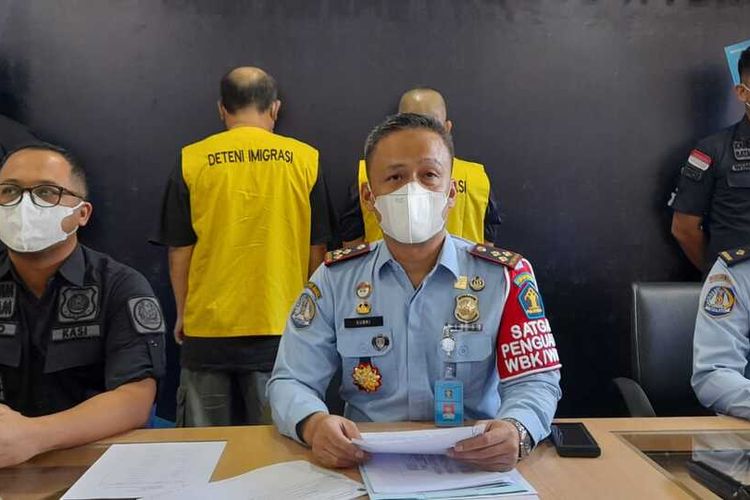 Dua orang pria Warga Negara Asing (WNA) asal Singapura dan Malaysia dideportasi setelah melewati masa izin tinggal di Kota Batam.