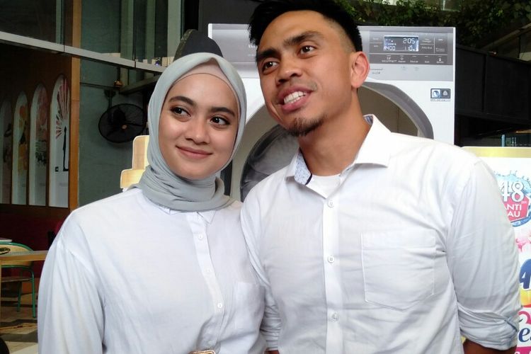 Ayudia Bing Slamet bersama sang suami Muhammad Pradana Budiarto saat berada di kawasan Gandaria, Jakarta Selatan, Jumat (6/12/2019)