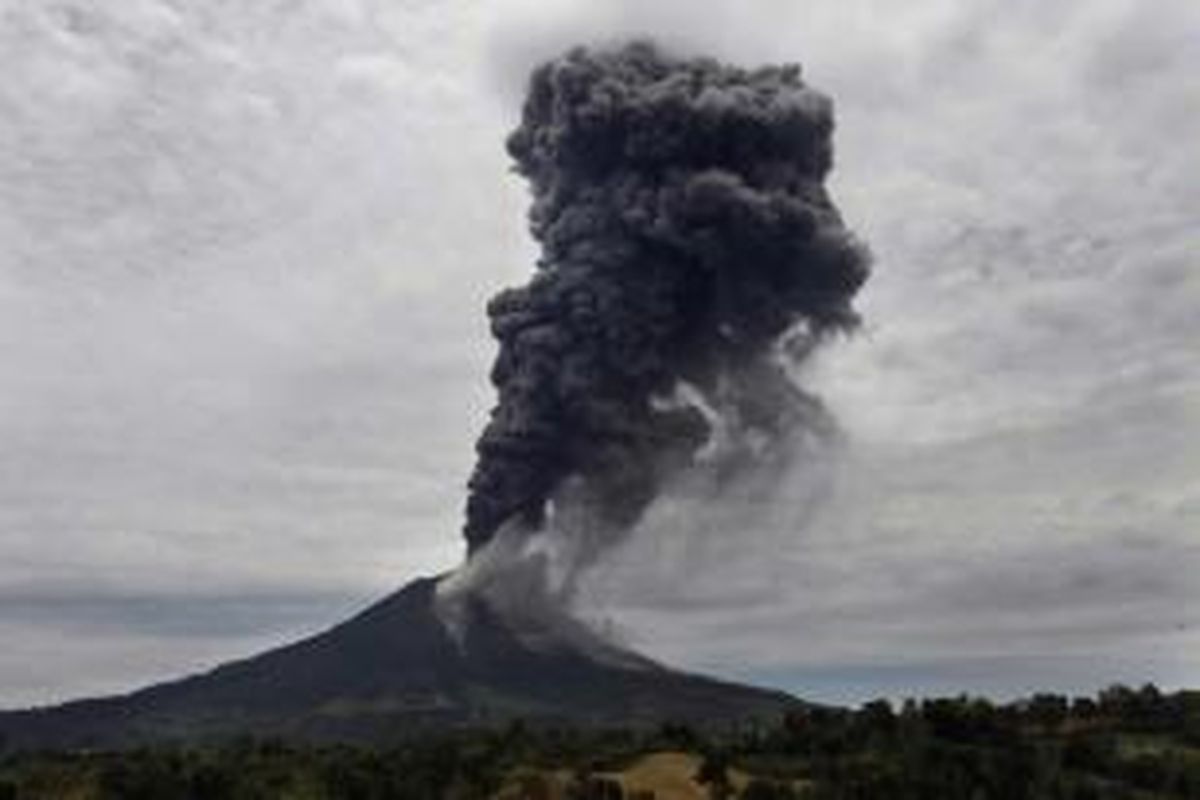 Gunung Sinabung di Kabupaten Karo, Sumut, meletus lagi pada Selasa, 17 September 2013 pukul 12.03. Gunung meletus pada Minggu dan mengharuskan ribuan warga yang tinggal di kaki gunung segera mengungsi. Status gunung masih Siaga III.