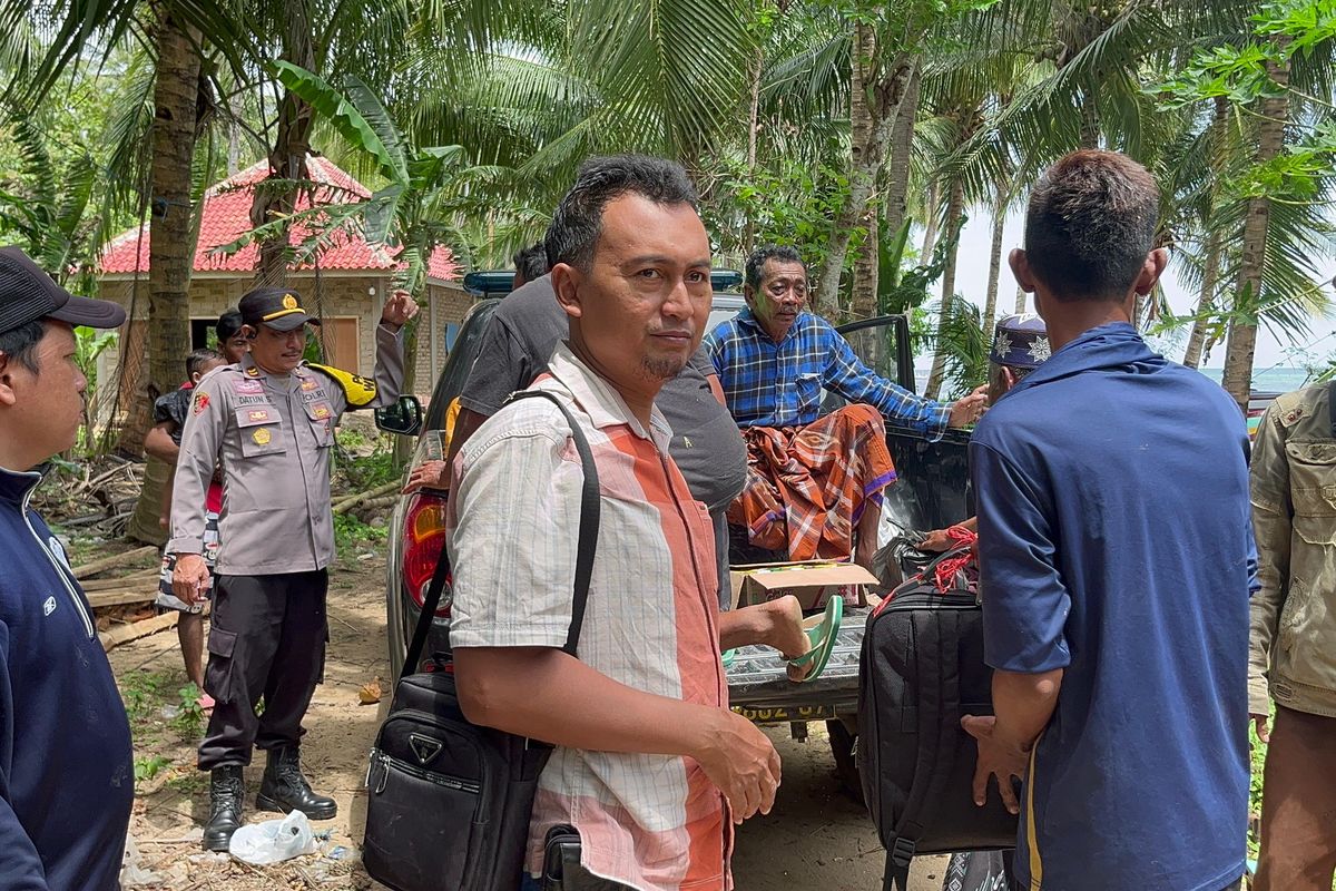 Para ABK dan nahkoda kapal saat akan diturunkan dari mobil sesaat setelah berhasil dievakuasi dari laut di pulau Kangean