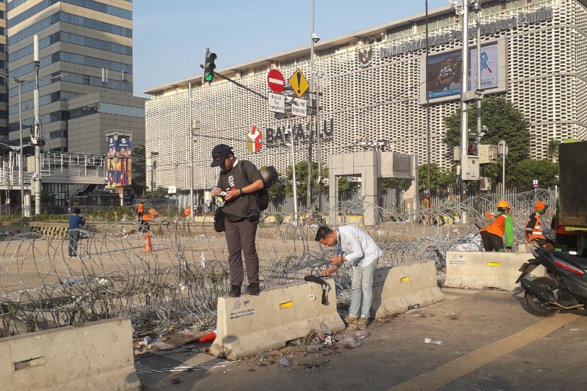 Barikade kawat berduri masih terpasang di depan Kantor Bawaslu RI, Jalan MH Thamrin, Jakarta Pusat, Kamis (23/5/2019) pagi.