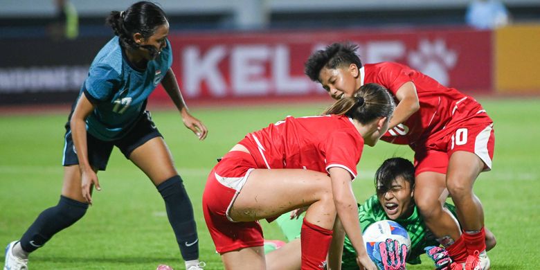 Penjaga gawang Timnas Putri Singapura Nur Izairida berduel merebut bola di dalam kotak penalti dengan pemain Timnas Putri Indonesia Sheva Imut pada pertandingan FIFA Women?s Match Day, Rabu (3/7/2026) di Stadion Arcamanik, Bandung. 