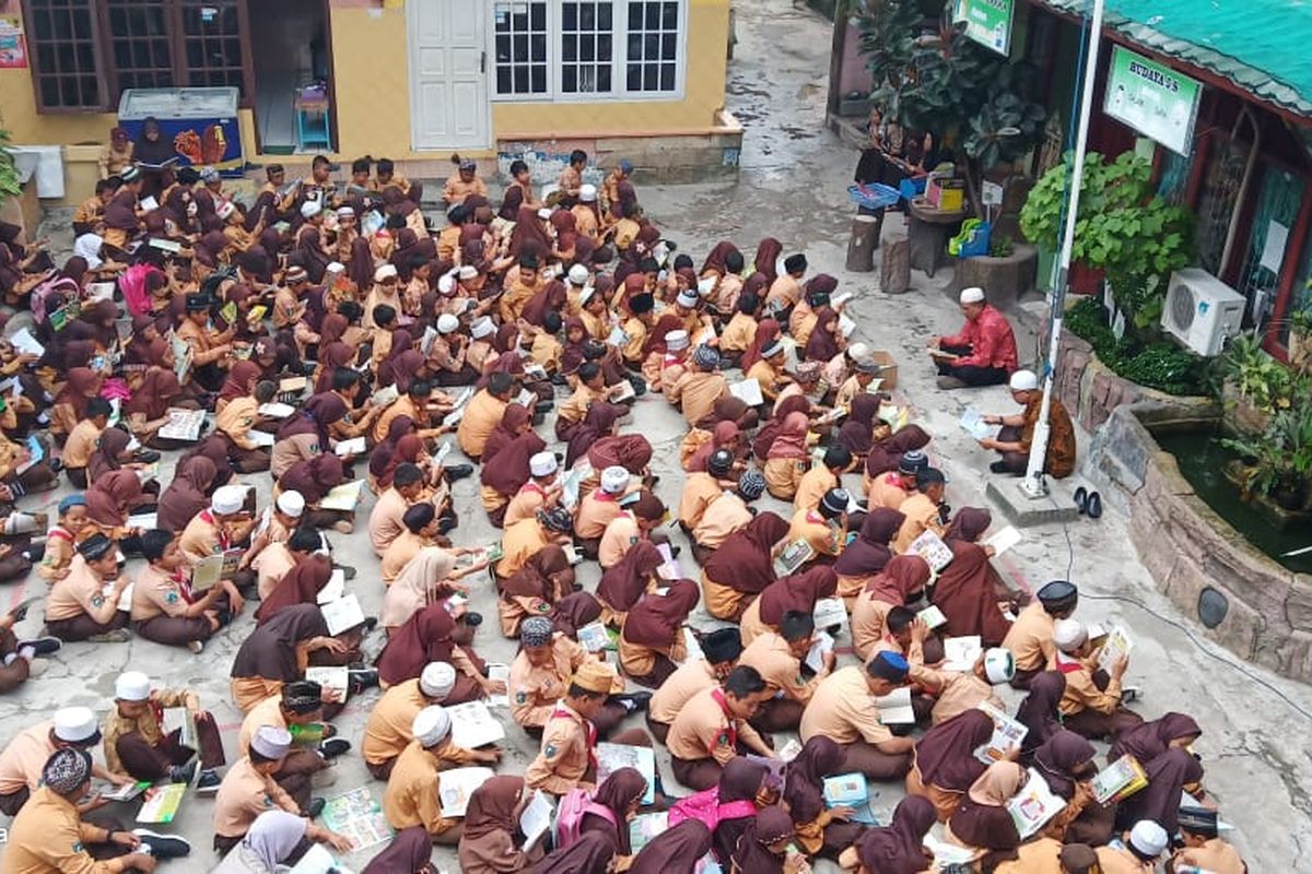 Praktik baik literasi membaca massal di Madrasah Ibtidaiyah (MI) Nahdlatul Ulama (NU) Balikpapan, Kalimantan Timur.