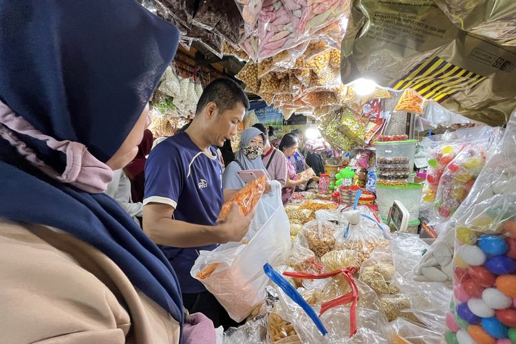 Jelang Lebaran, Pasar Wonokromo Surabaya Ramai Diserbu Pembeli Kue Kering 