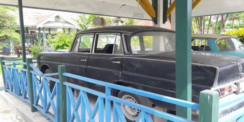 Salah-satu koleksi milik Museum Sulawesi Tenggara adalah kendaraan roda empat tipe sedan Mercy 220S yang ditumpangi Presiden Suharto ketika berkunjung di Sulawesi Tenggara pada 1978.