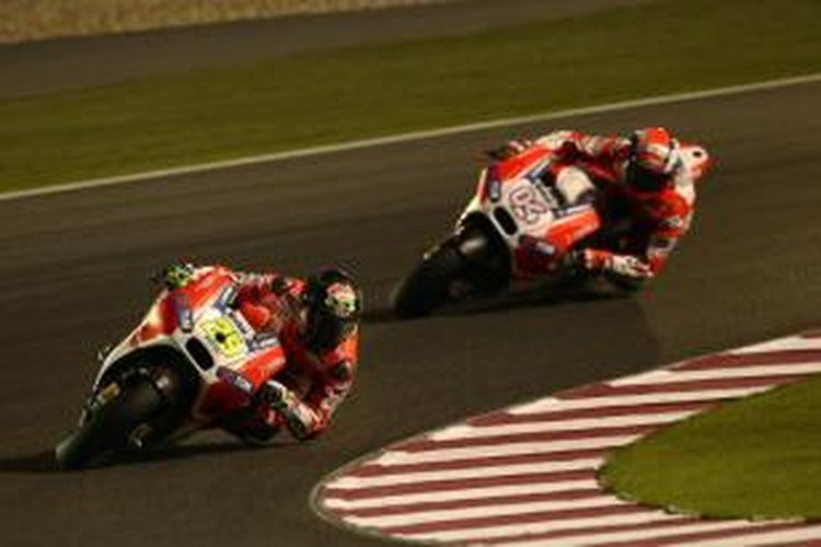 Dua pebalap Ducati asal Italia, Andrea Iannone (depan) dan Andrea Dovizioso, memacu motor mereka pada uji coba di Sirkuit Losail Qatar, Sabtu (14/3/2015).