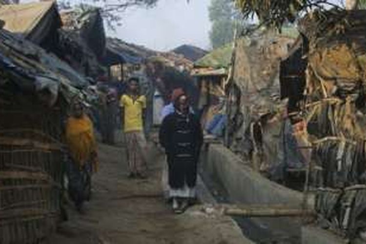 Banyak warga Rohingya yang mengungsi ke negara tetangga, Banglades, untuk menyelamatkan diri.
