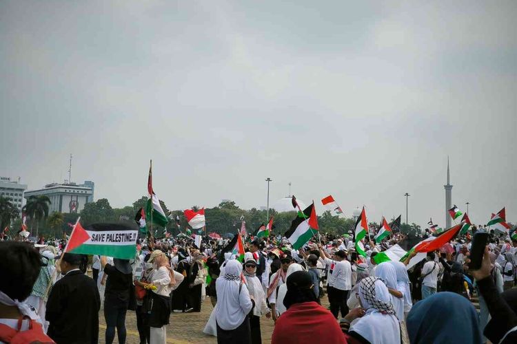 Suasana aksi massa bela Palestina di jalan sekitar Monumen Nasional (Monas), Minggu (5/11/2023).