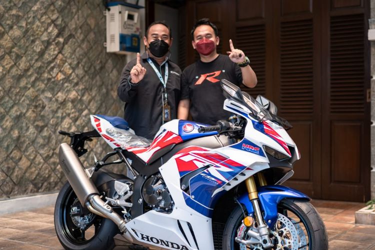 Honda CBR1000R-R Fireblade SP 2022 akhirnya sampai ke garasi pemiliknya, yaitu Arya Seta. 