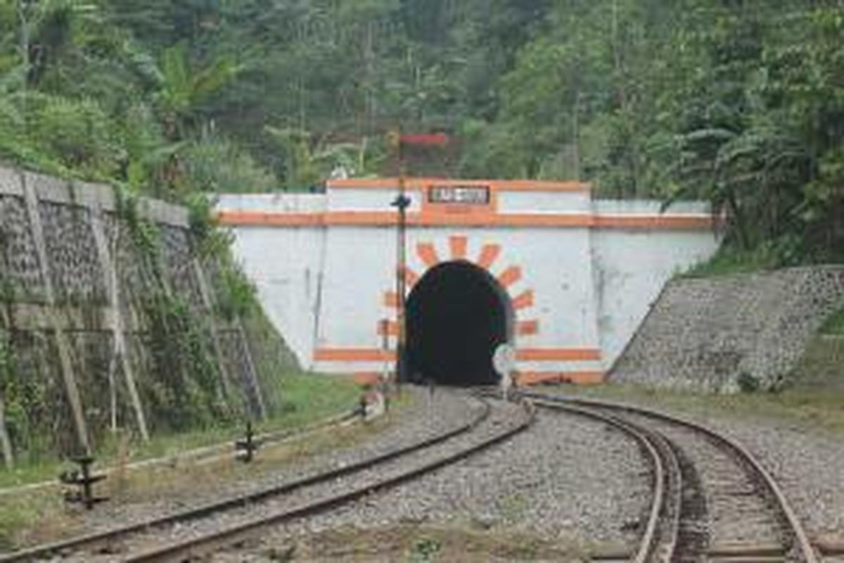 Terowongan kereta Lampegan di Desa Cibokor, Cianjur, Jawa Barat.