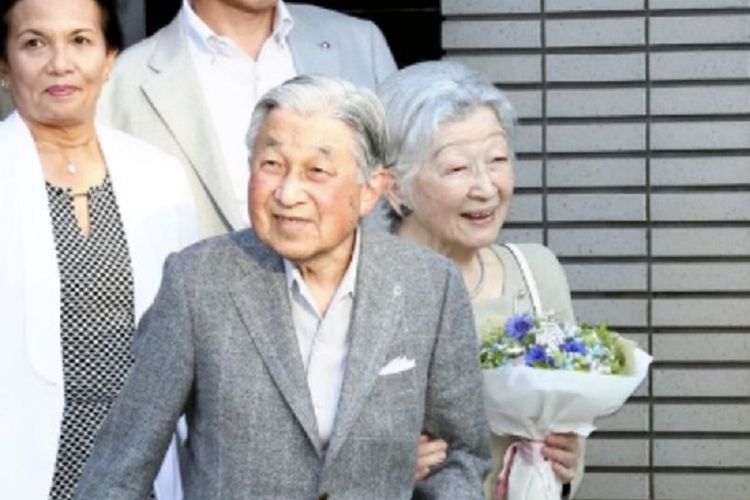 Kaisar Emiritus Jepang Akihito bersama permaisurinya Michiko mengunjungi Lapangan Tenis Tokyo pada Minggu (5/5/2019). Kegiatan pertama yang dia jalani setelah turun takhta.