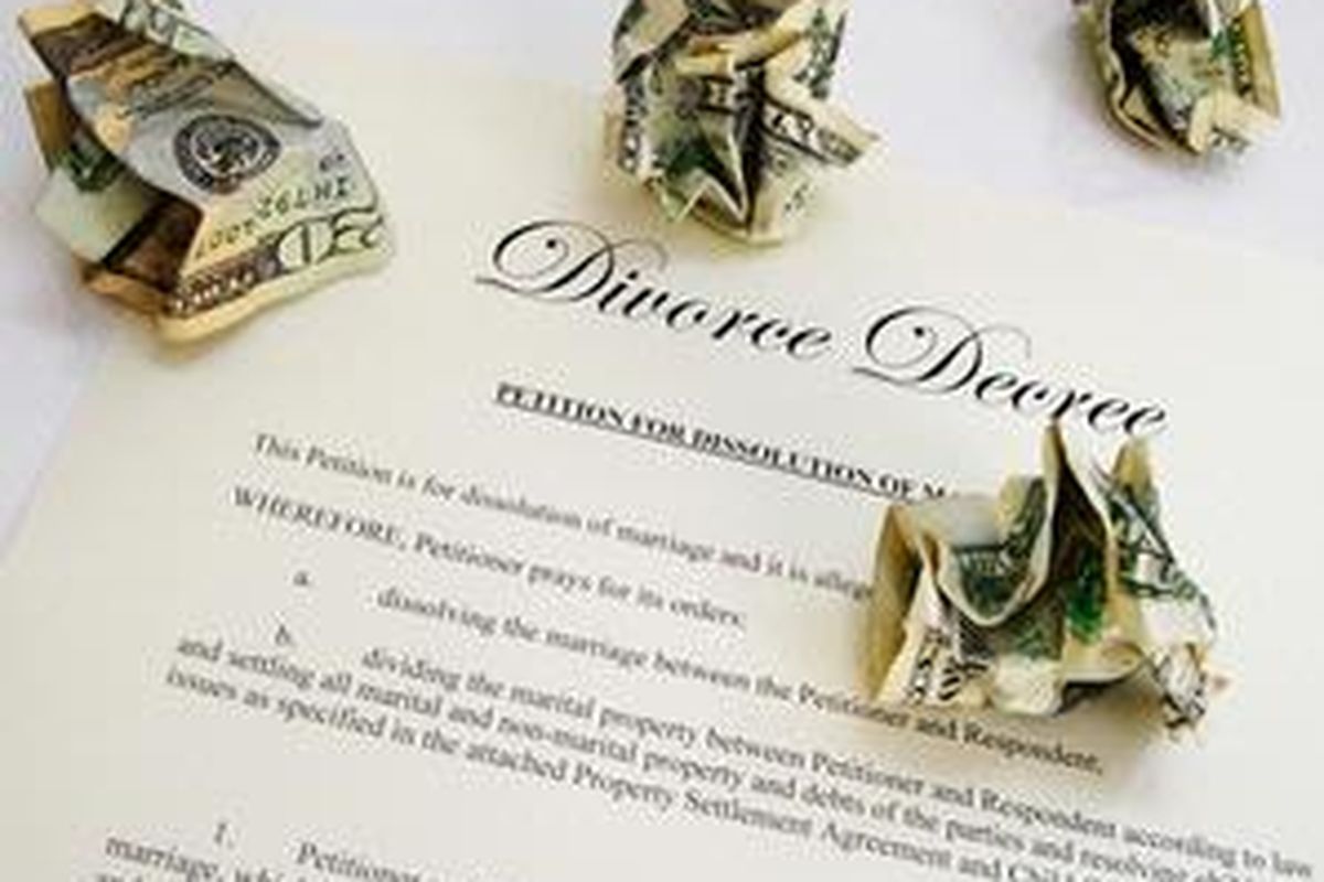 Jika ditotal, biaya perceraian bisa mencapai 10 juta rupiah, belum termasuk honor pengacara.