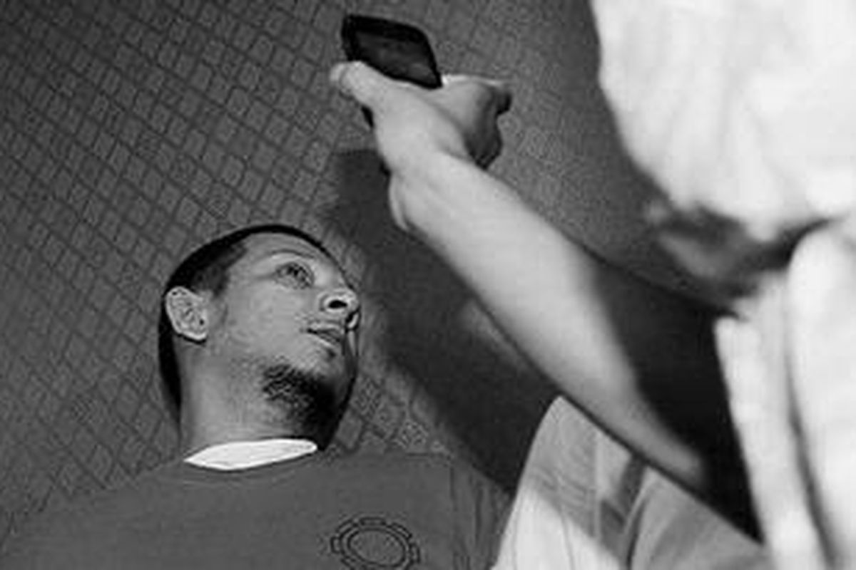 Polisi menggiring Febriawan, tersangka pelaku penusukan Raafi Aga Winasya Benyamin (17), saat memaparkan kasus tersebut di Polres Metro Jakarta Selatan, Senin (5/12/2011). Polisi juga menunjukkan enam tersangka lain yang terlibat dan sejumlah barang bukti.