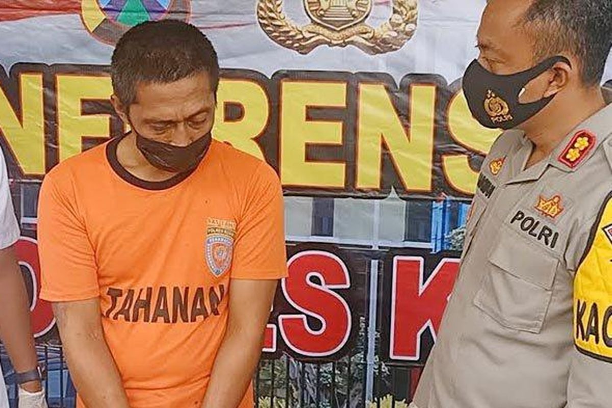AHS (42) warga Kota Kediri, saat ditanyai oleh Kapolres Kediri, AKBP Lukman Cahyono di Mapolres Kediri, Selasa (6/4/2021).