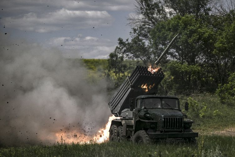 Tentara Ukraina menembakkan roket darat-ke-udara MLRS ke arah pos Rusia di garis depan perang Rusia Ukraina di Donbass, 7 Juni 2022.