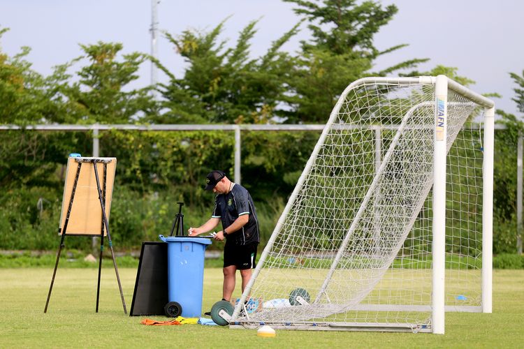 Pelatih baru Persebaya Surabaya, Bernardo Tavares saat persiapan latihan [erdana bersama tim di Lapangan ABC Komplek Stadion Gelora Bung Tomo Surabaya, Selasa (6/1/2026) sore.