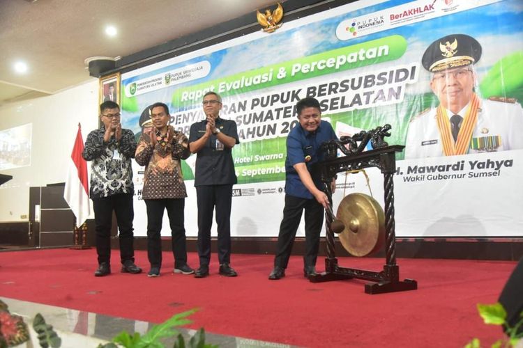 Gubernur Sumatera Selatan (Sumsel) Herman Deru saat membuka Rapat Evaluasi dan Percepatan Penyaluran Pupuk Bersubsidi Provinsi Sumsel 2023, di Ballroom Hotel Swarna Dwipa, Palembang, Kamis (14/9/2023).
