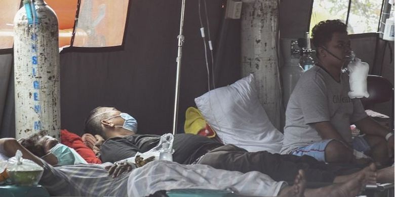 Sejumlah pasien menjalani perawatan di tenda darurat yang dijadikan ruang IGD (Instalasi Gawat Darurat) di RSUD Bekasi, Jawa Barat, Jumat (25/6/2021).